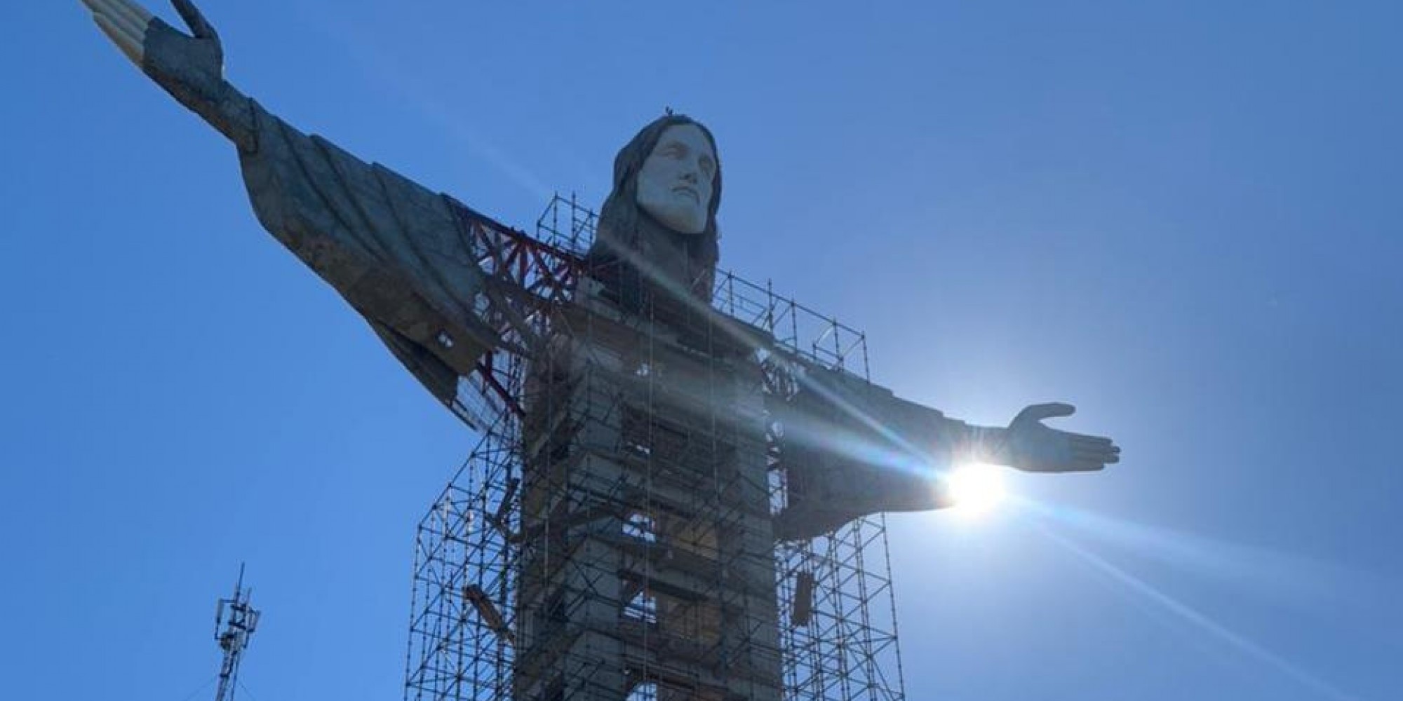 Estátua teve braços e cabeça posicionados ontem 