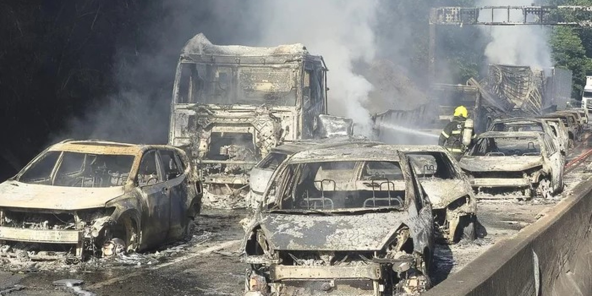 Caminhão pega fogo e incendeia 25 veículos em Palhoça