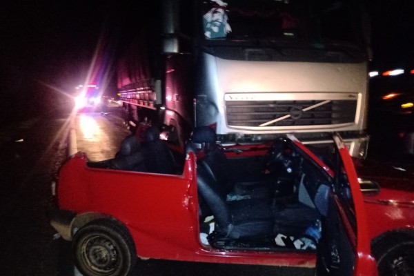 Motorista fica ferido após acidente entre carro e caminhão em Teutônia
