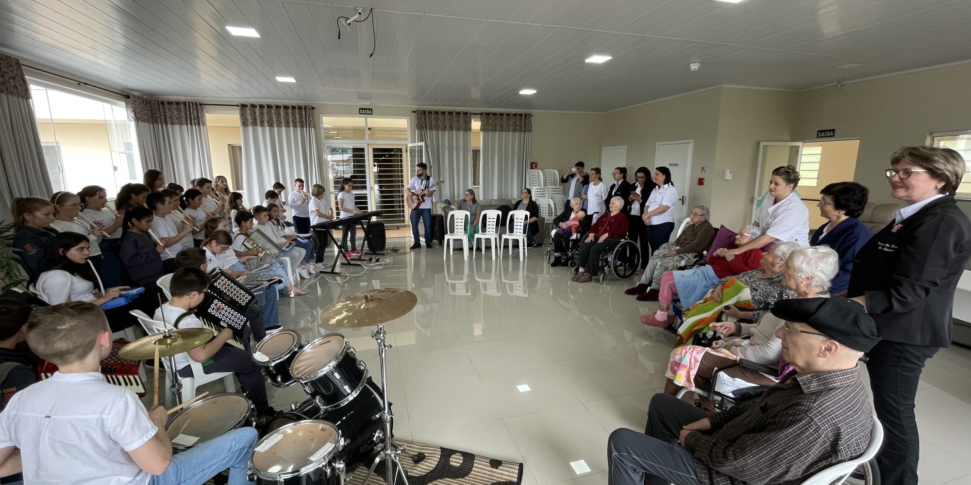 Estudantes de Vespasiano Corrêa visitam clínicas geriátricas