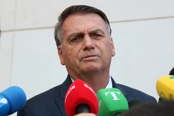 Bolsonaro é internado após sentir fortes dores abdominais