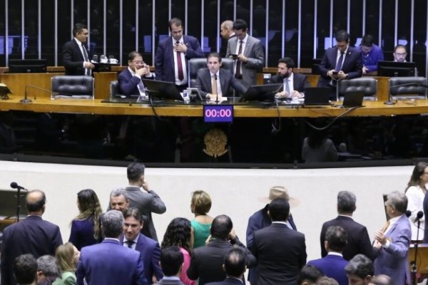 Câmara enfrenta STF, suspende ação de Ramagem e abre brecha para Bolsonaro