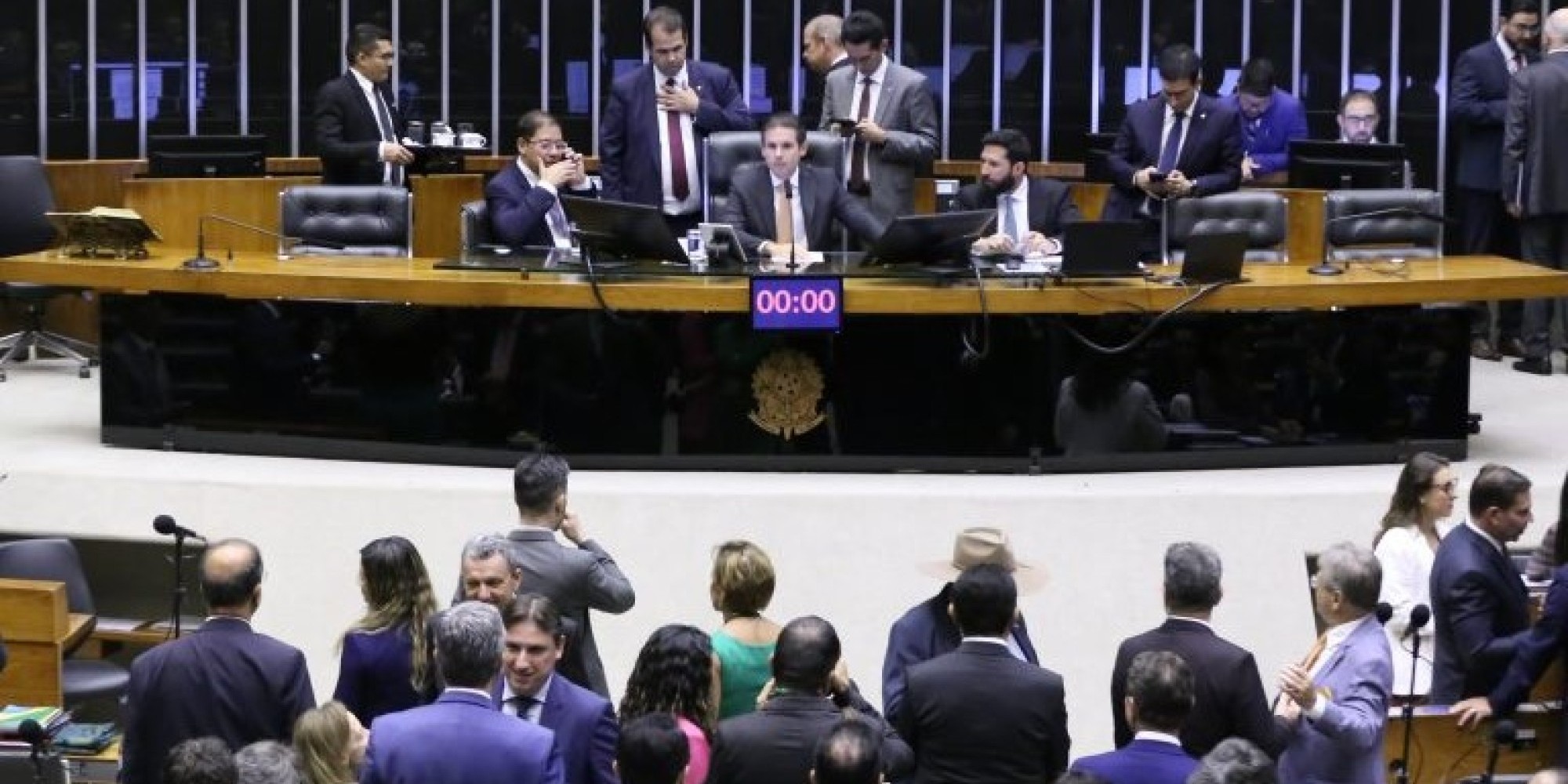 Câmara enfrenta STF, suspende ação de Ramagem e abre brecha para Bolsonaro
