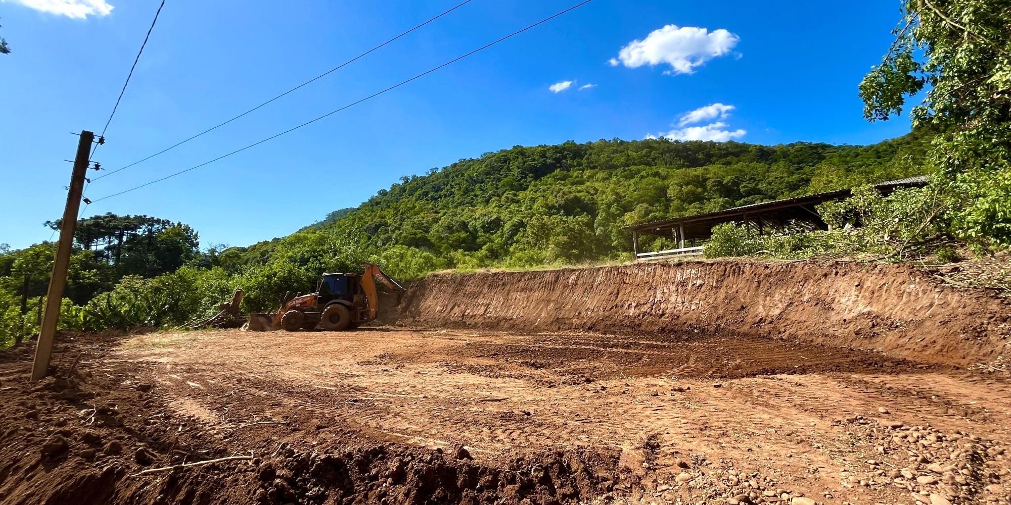 Primeiras casas rurais de Muçum recebem obras de terraplanagem