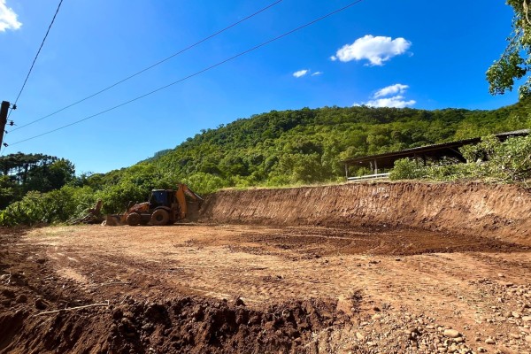 Primeiras casas rurais de Muçum recebem obras de terraplanagem