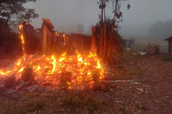 Casa é consumida por incêndio na Linha Cerro dos Bois, em Venâncio Aires