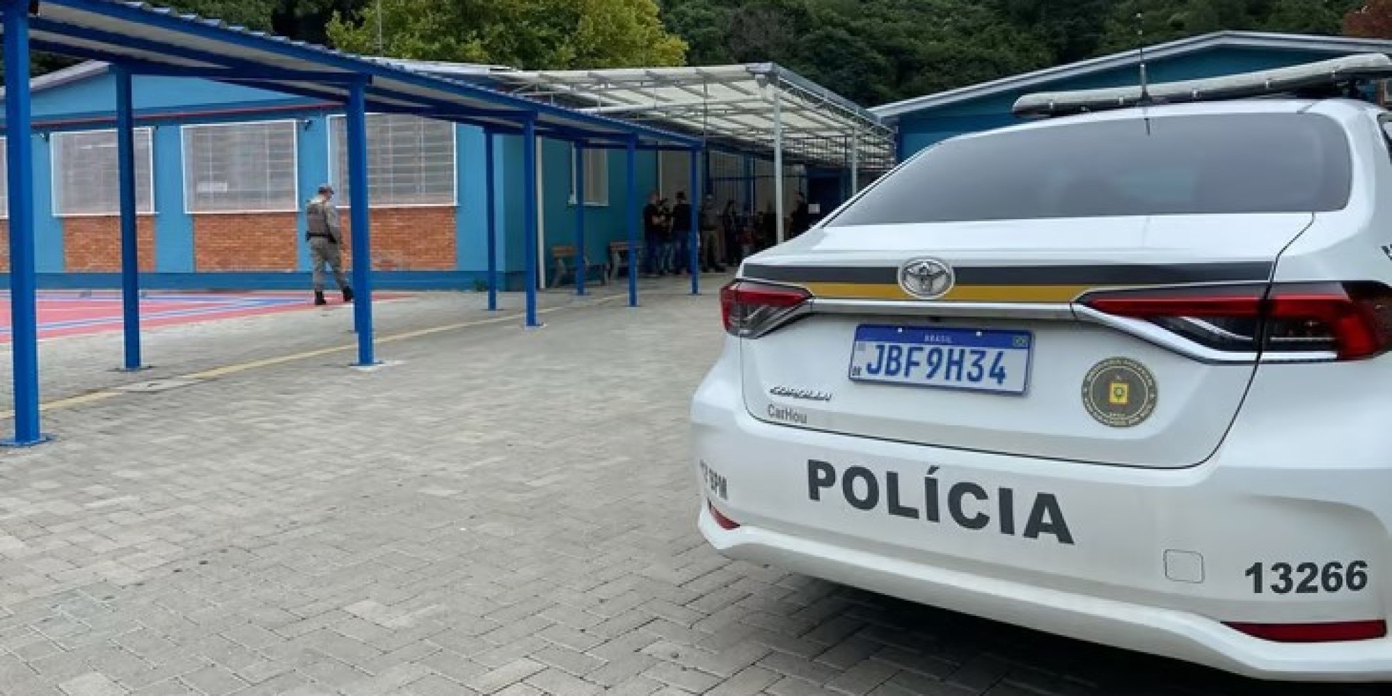 Dois meninos e uma menina atacam e esfaqueiam professora pelas costas