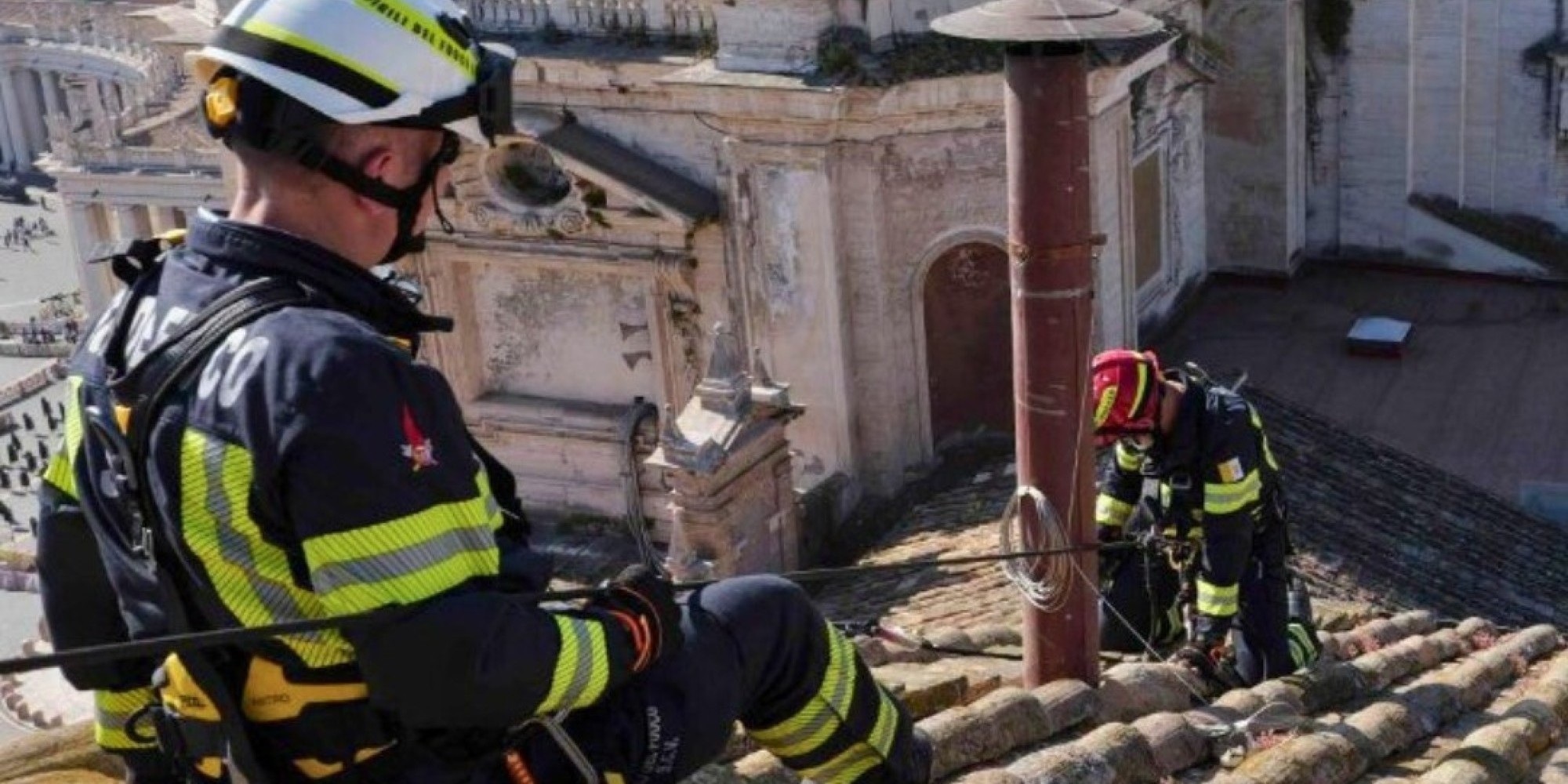Bombeiros instalam chaminé que anunciará o novo papa