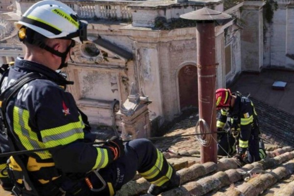 Bombeiros instalam chaminé que anunciará o novo papa
