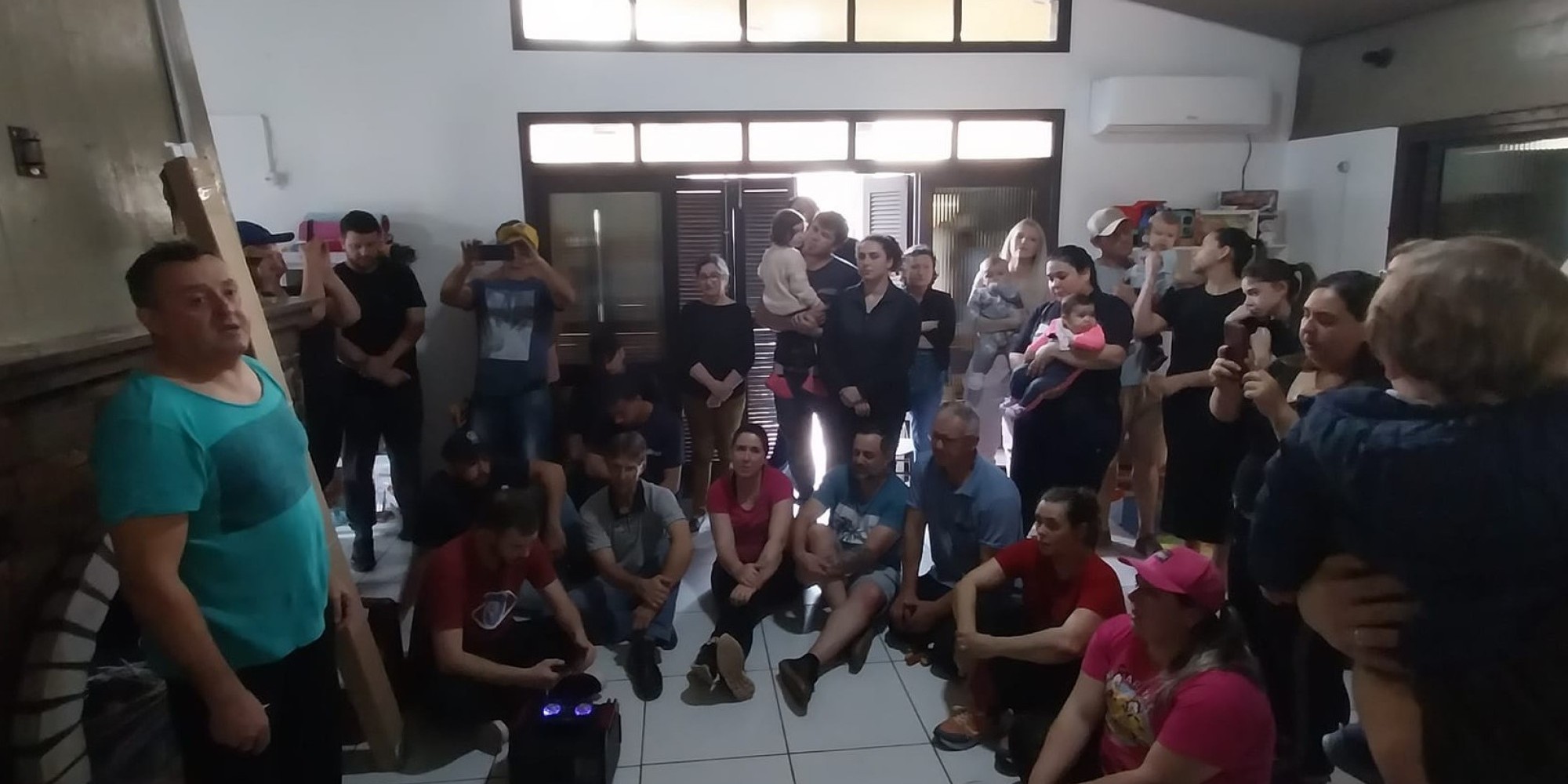 Anjos voluntários auxiliam a Primeiros Passos em meio ao caos e a destruição