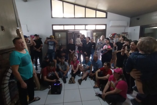 Anjos voluntários auxiliam a Primeiros Passos em meio ao caos e a destruição