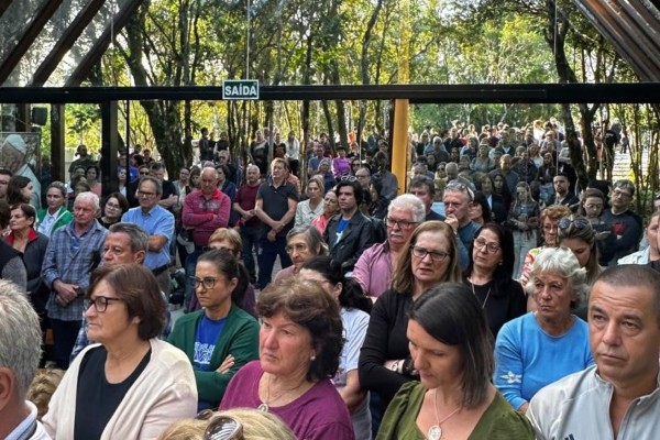 Fé e emoção marcam missa em homenagem ao Papa Francisco no Cristo Protetor
