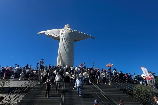Maior estátua de Cristo do Brasil recebe 10 mil visitantes durante inauguração