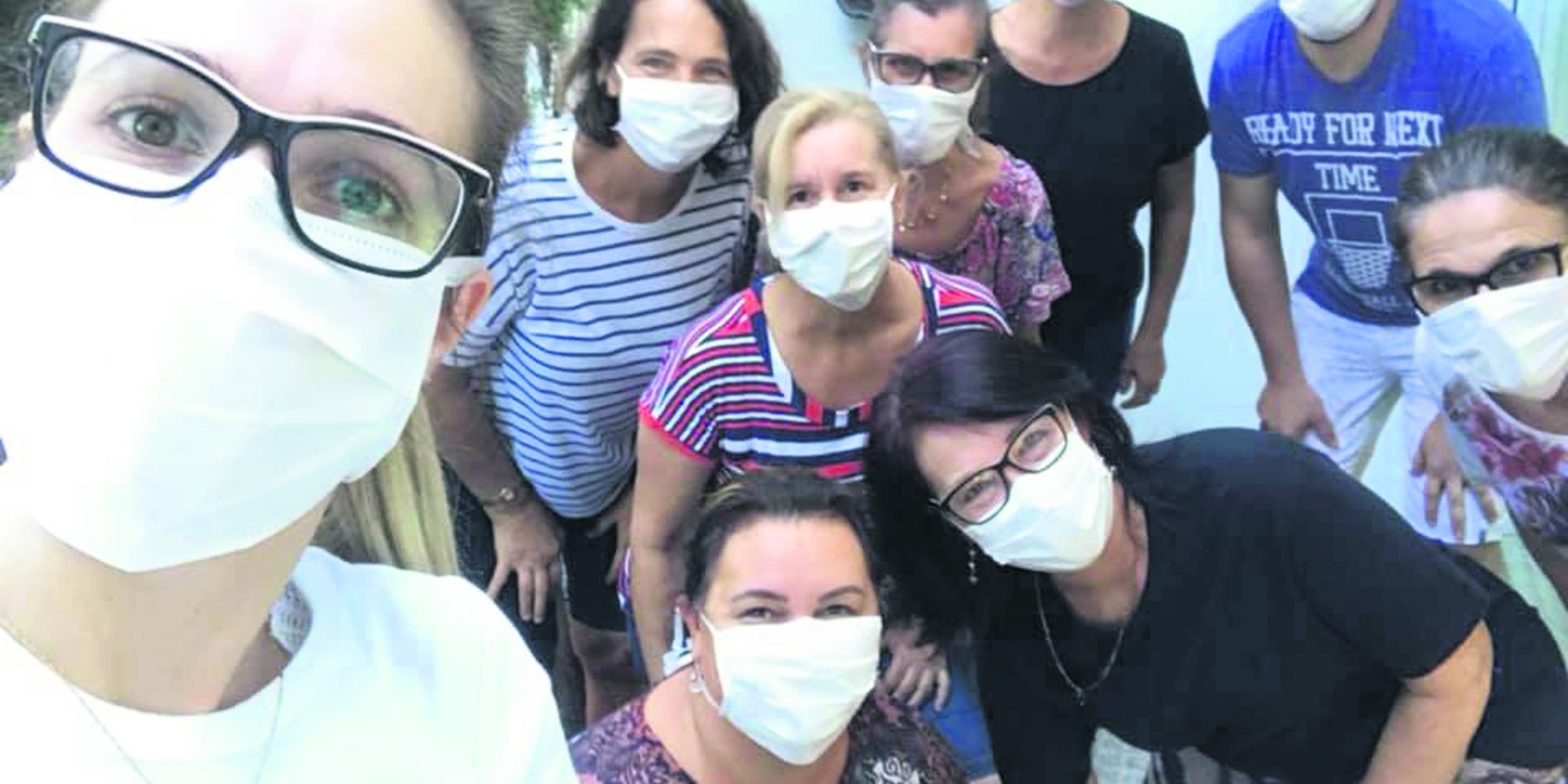 Colaboradoras e voluntários que produzem as máscaras laváveis Colaboradoras e voluntários que produzem as máscaras laváveis