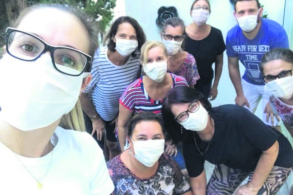 Colaboradoras e voluntários que produzem as máscaras laváveis