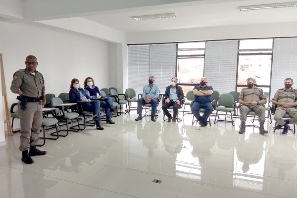 Comandante regional busca apoio de empresários encantadenses