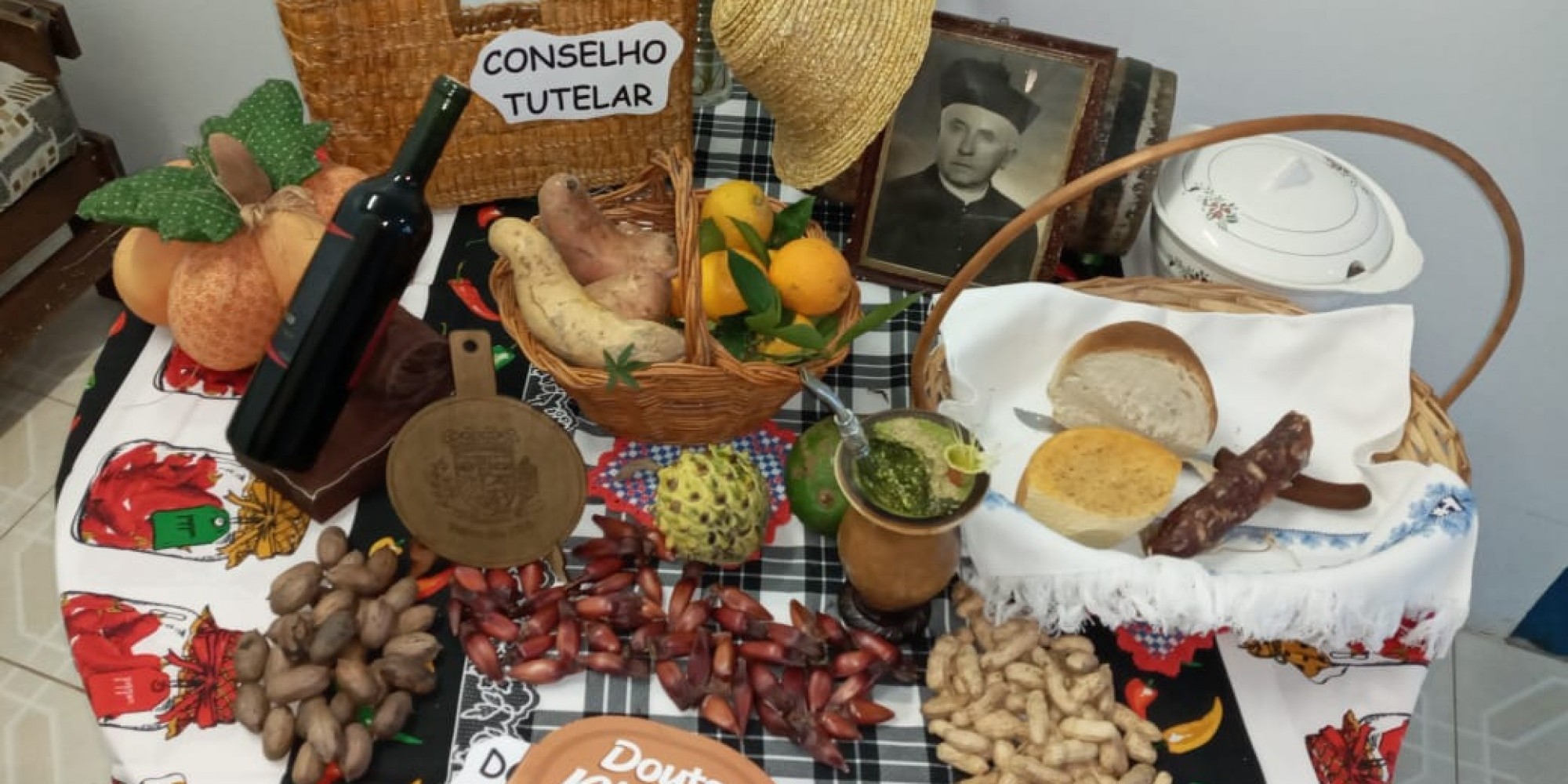 A ornamentação no Conselho Tutelar enaltece os os comes e bebes dos filós A ornamentação no Conselho Tutelar enaltece os os comes e bebes dos filós