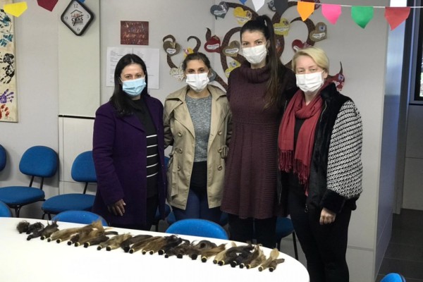 Mechas de cabelo foram doadas por cabeleireira de Guaporé 