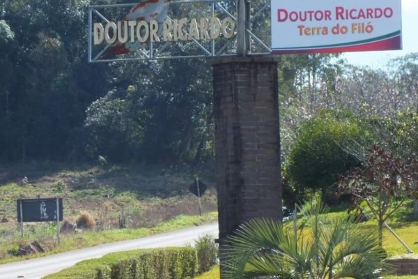 A mulher está em isolamento domiciliar
