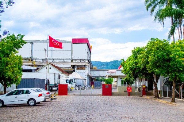 Selo ratifica o trabalho fundamental em bem-estar animal, o comprometimento dos colaboradores e a responsabilidade ambiental nas ind&uacute;strias de aves e su&iacute;nos.