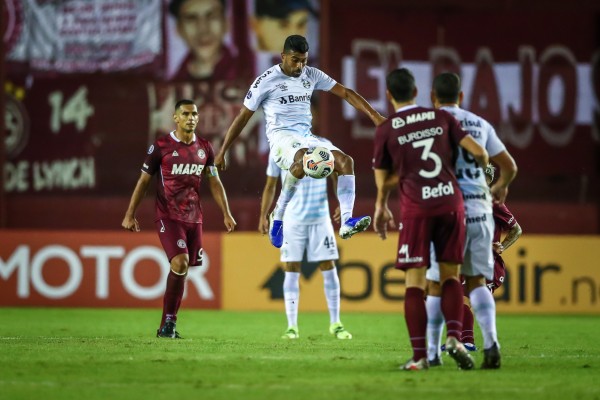 Thiago Santos foi um dos destaques do tricolor 