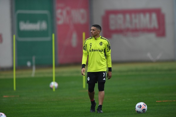 Taison pode estrear pelo colorado 