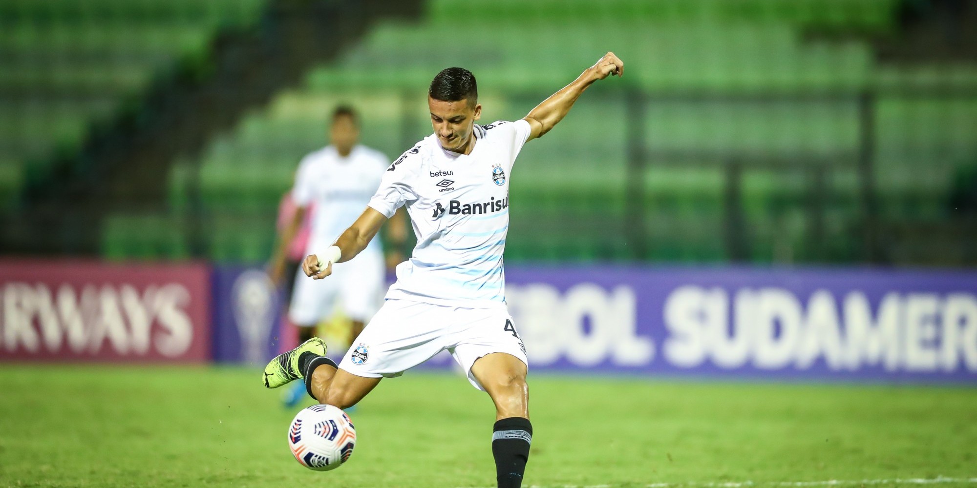 Ricardinho marcou um dos gols do tricolor Ricardinho marcou um dos gols do tricolor