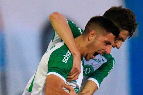 Ronei Gebing marca um dos gols em vitória da Chapecoense pelo Campeonato Catarinense