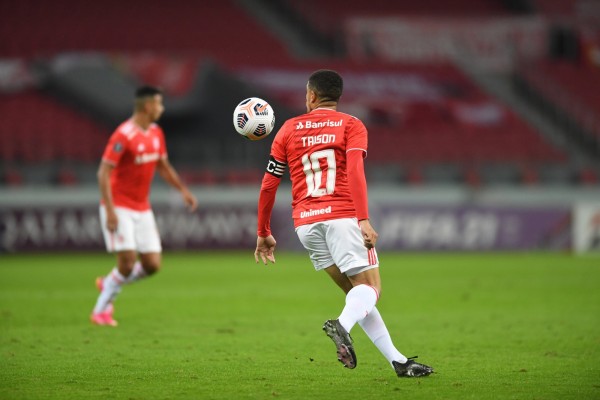 Taison reclamou da postura defensiva do adversário 