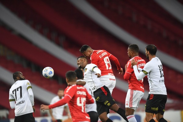 Inter abre 2 a 0 mas cede empate na estreia pelo Brasileirão 