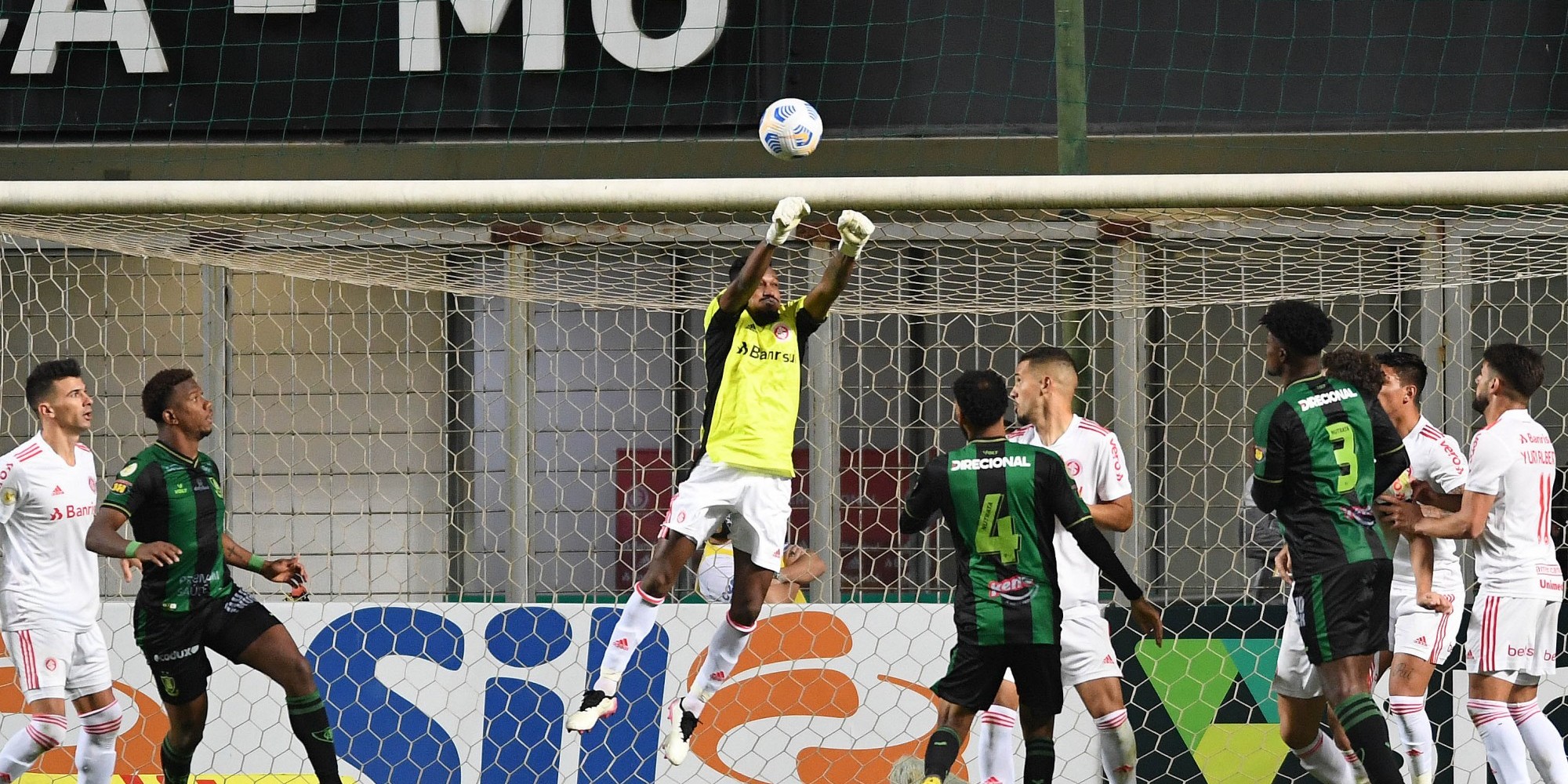 Goleiro Daniel se lesionou no final do jogo 