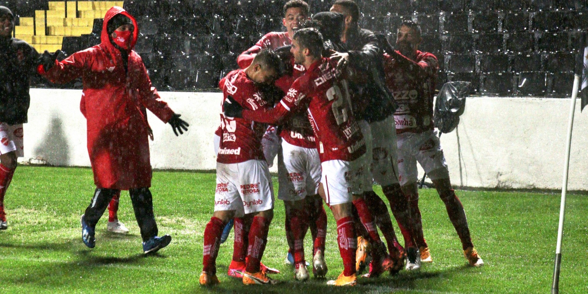 Vila Nova venceu nesta segunda-feira (28) por 2 a 1 