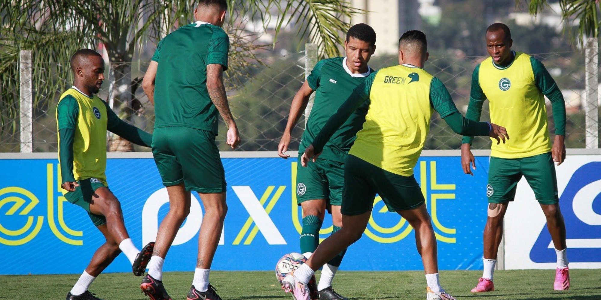 Goiás joga na noite desta sexta-feira (13)