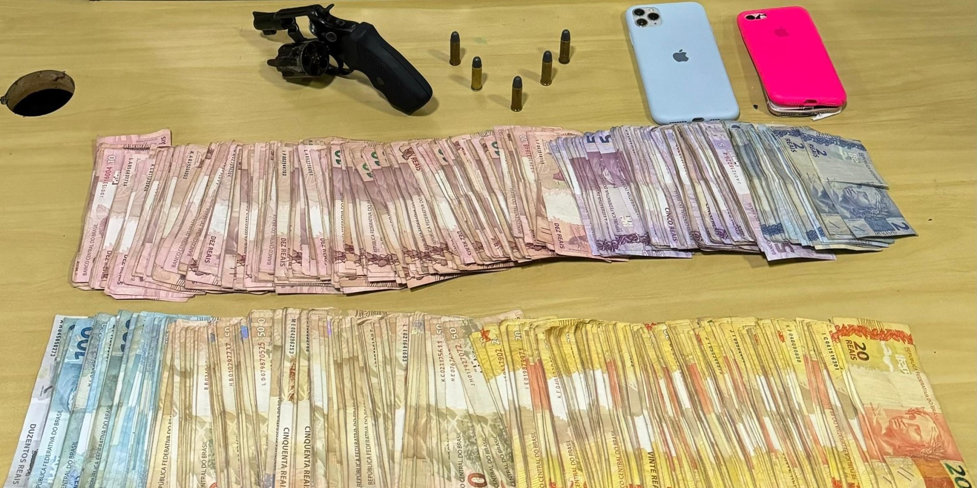 BM prende dupla, apreende arma, munições e R$ 27 mil em Encantado