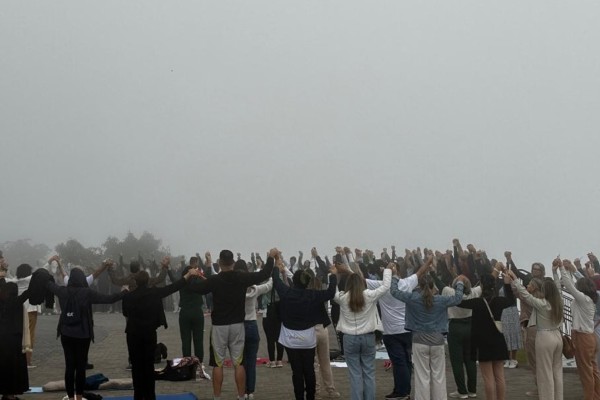 Meditação e oração reúne mais de cem pessoas aos pés do Cristo Protetor