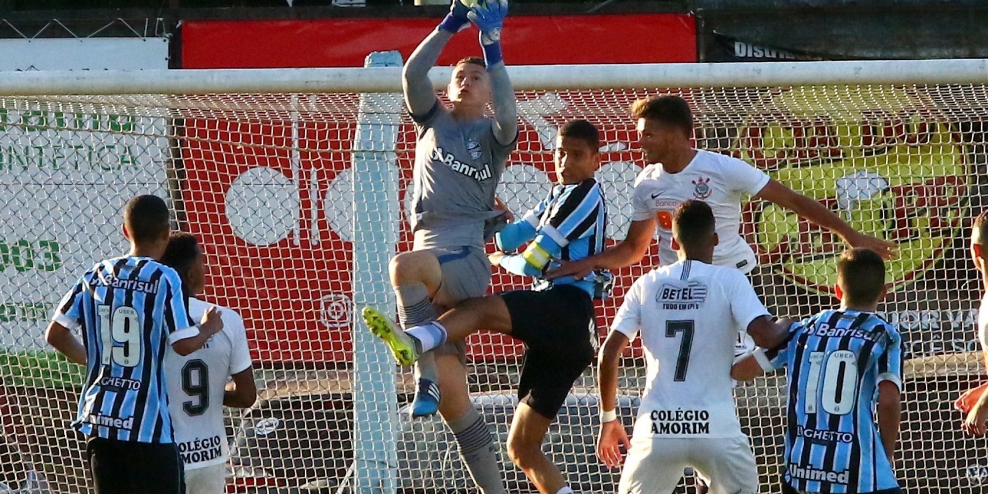 Goleiro Ruan foi um dos que renovou contrato com o Grêmio Goleiro Ruan foi um dos que renovou contrato com o Grêmio
