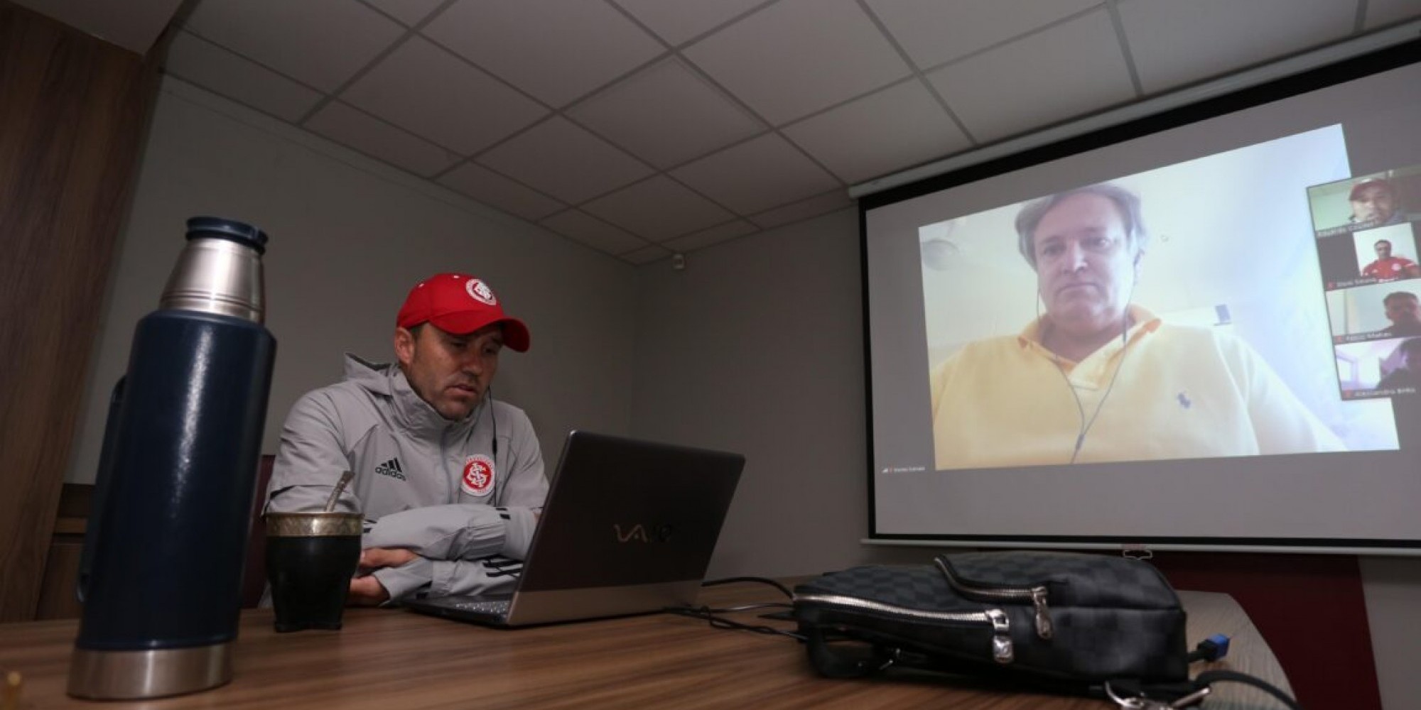 Coudet interagiu com outros profissionais do clube Coudet interagiu com outros profissionais do clube