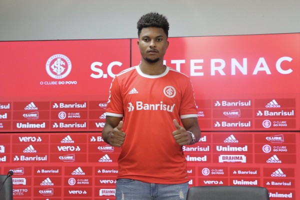 Inter apresenta zagueiro que estava na Alemanha