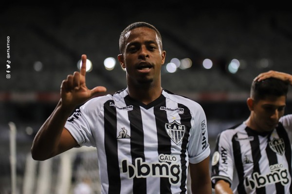 Keno marcou os três gols do Atlético-MG