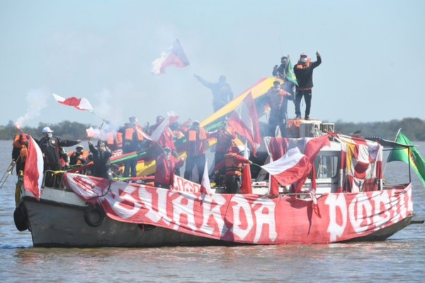 Torcedores se aproximaram do local de treinamento com um barco