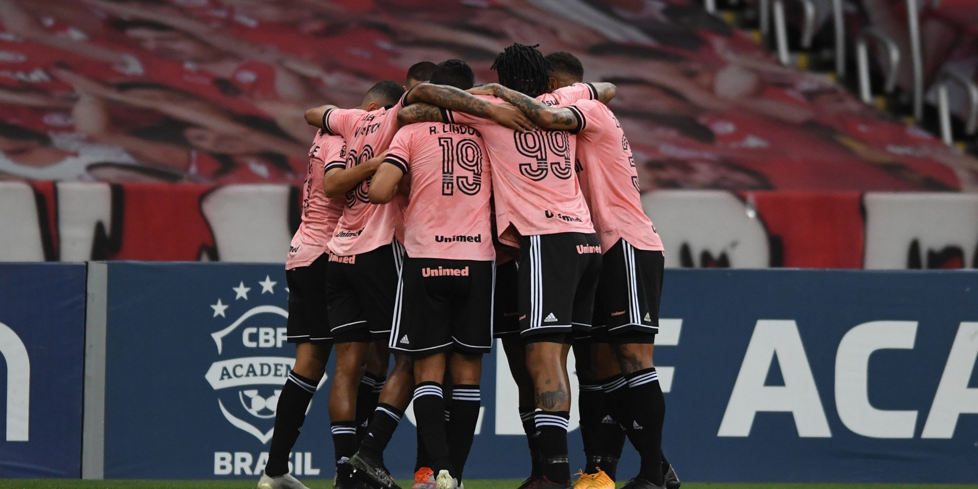 Com camisa alusiva ao outubro rosa Inter superou o Vasco Com camisa alusiva ao outubro rosa Inter superou o Vasco