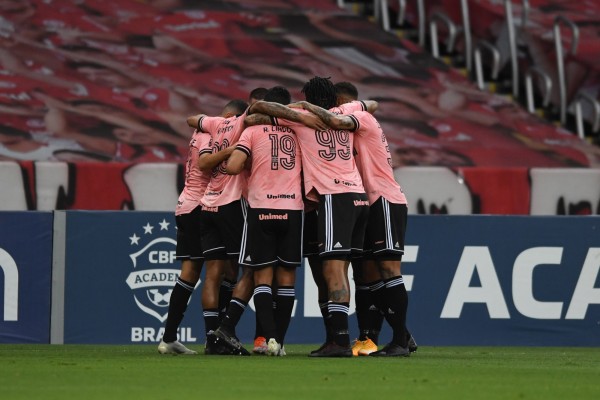 Com camisa alusiva ao outubro rosa Inter superou o Vasco