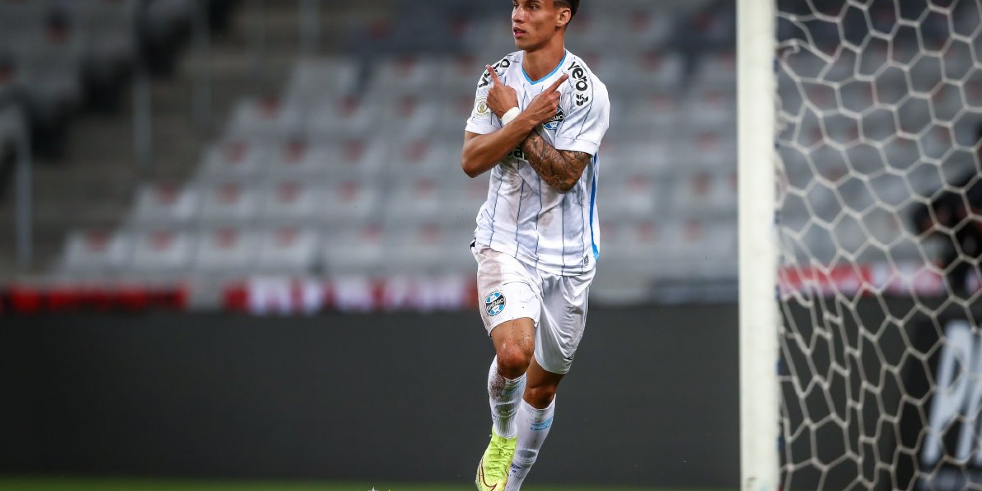 Ferreira marcou o gol que garantiu os três pontos ao tricolor Ferreira marcou o gol que garantiu os três pontos ao tricolor
