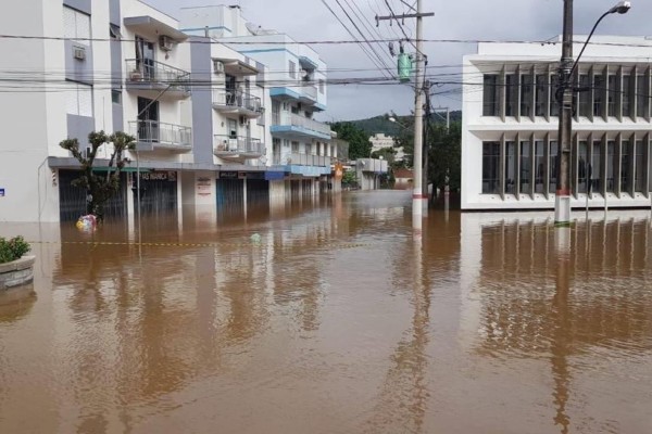 Entroncamento das ruas Duque de Caxias e Tiradentes
