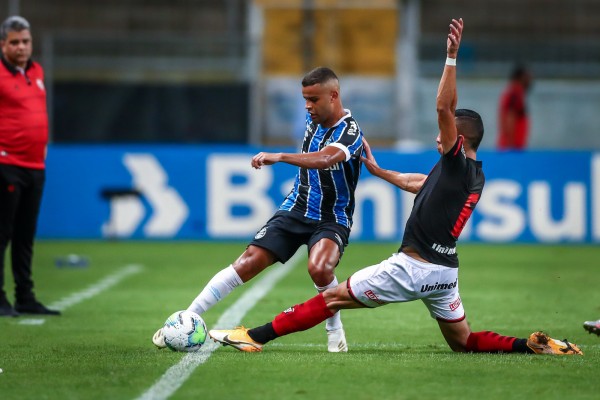 Alisson foi um dos melhores no lado gremista
