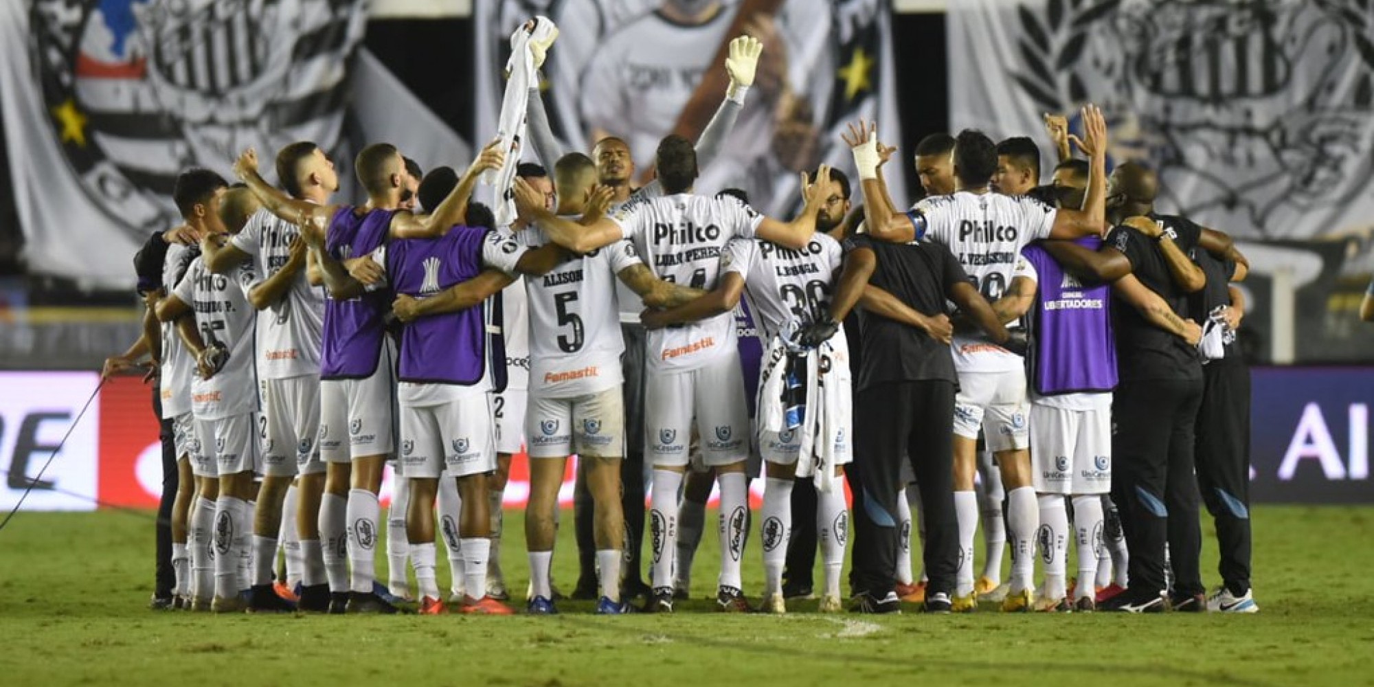 Santos inicia briga com Boca Juniors por vaga na final Santos inicia briga com Boca Juniors por vaga na final