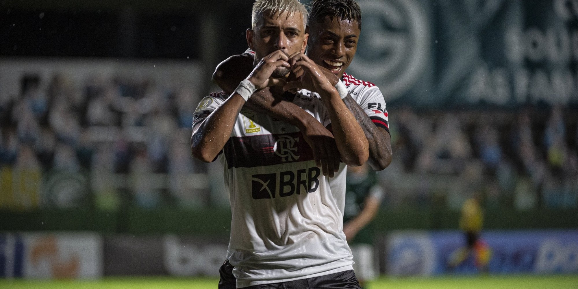 Flamengo retornou ao G4 com vitória sobre o Goiás. Flamengo retornou ao G4 com vitória sobre o Goiás.
