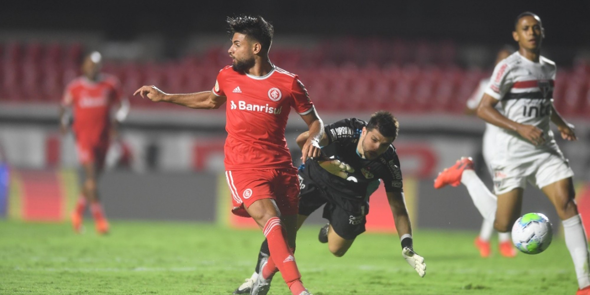Inter atropela o São Paulo e lidera o Brasileirão