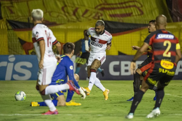 Flamengo superou o Sport ontem por 3 a 0