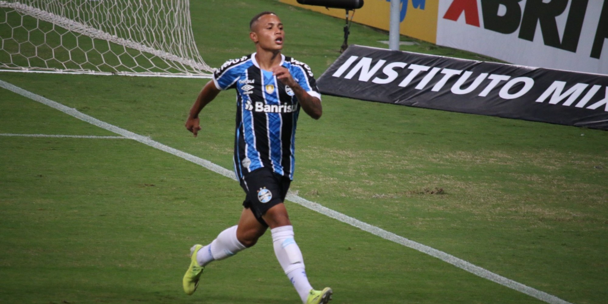 Jogador tem 19 anos Jogador tem 19 anos